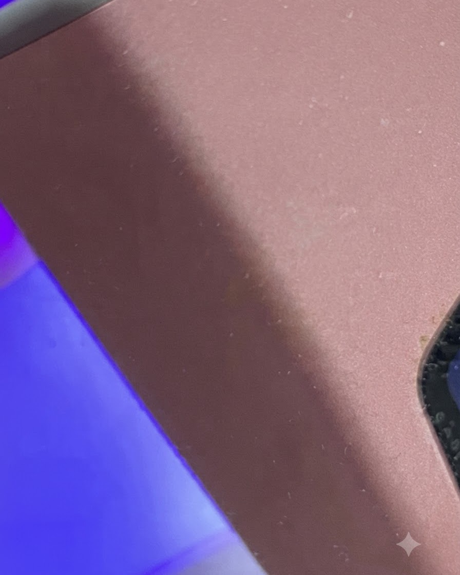 Un doigt placé sous une mini lampe UV/LED à éclairage violet pour la catalyse.