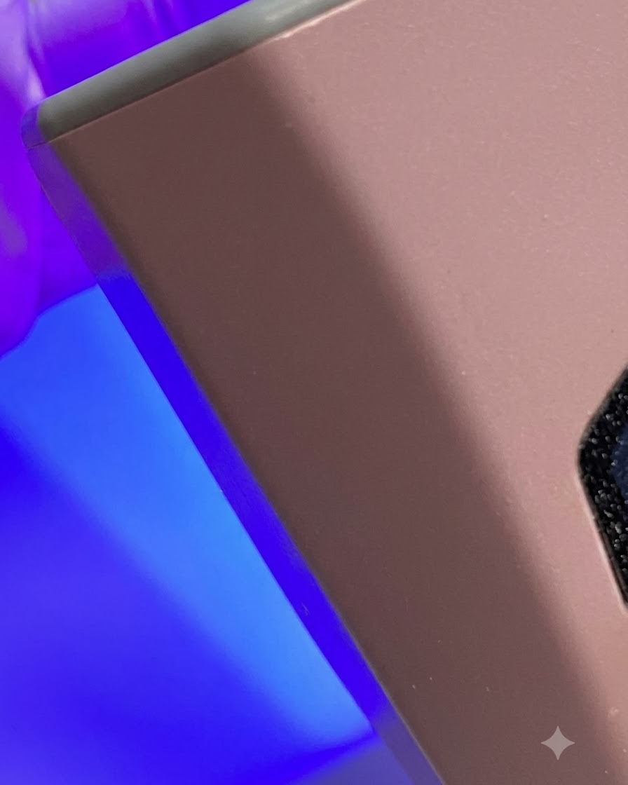Un bloc buffer éponge lissant la texture de surface dun ongle manucuré.