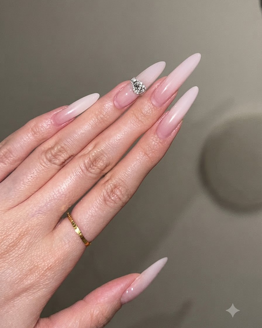 Vue rapprochée dun pinceau à ongles appliquant une seconde couche de gel blanc laiteux pour renforcer lopacité du bout.