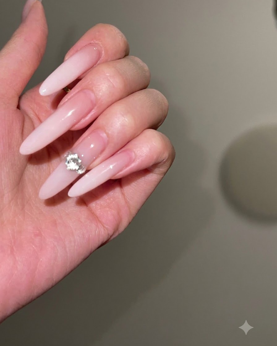 Une lime à ongles façonnant et affinant les bords latéraux dun long ongle stiletto.