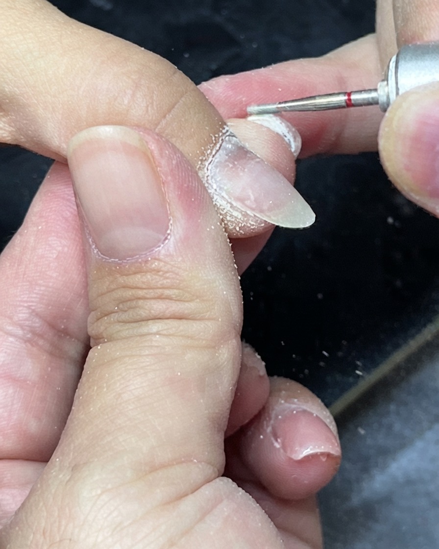 Une pince à cuticules utilisée pour couper lexcédent de peau morte autour des contours de longle.