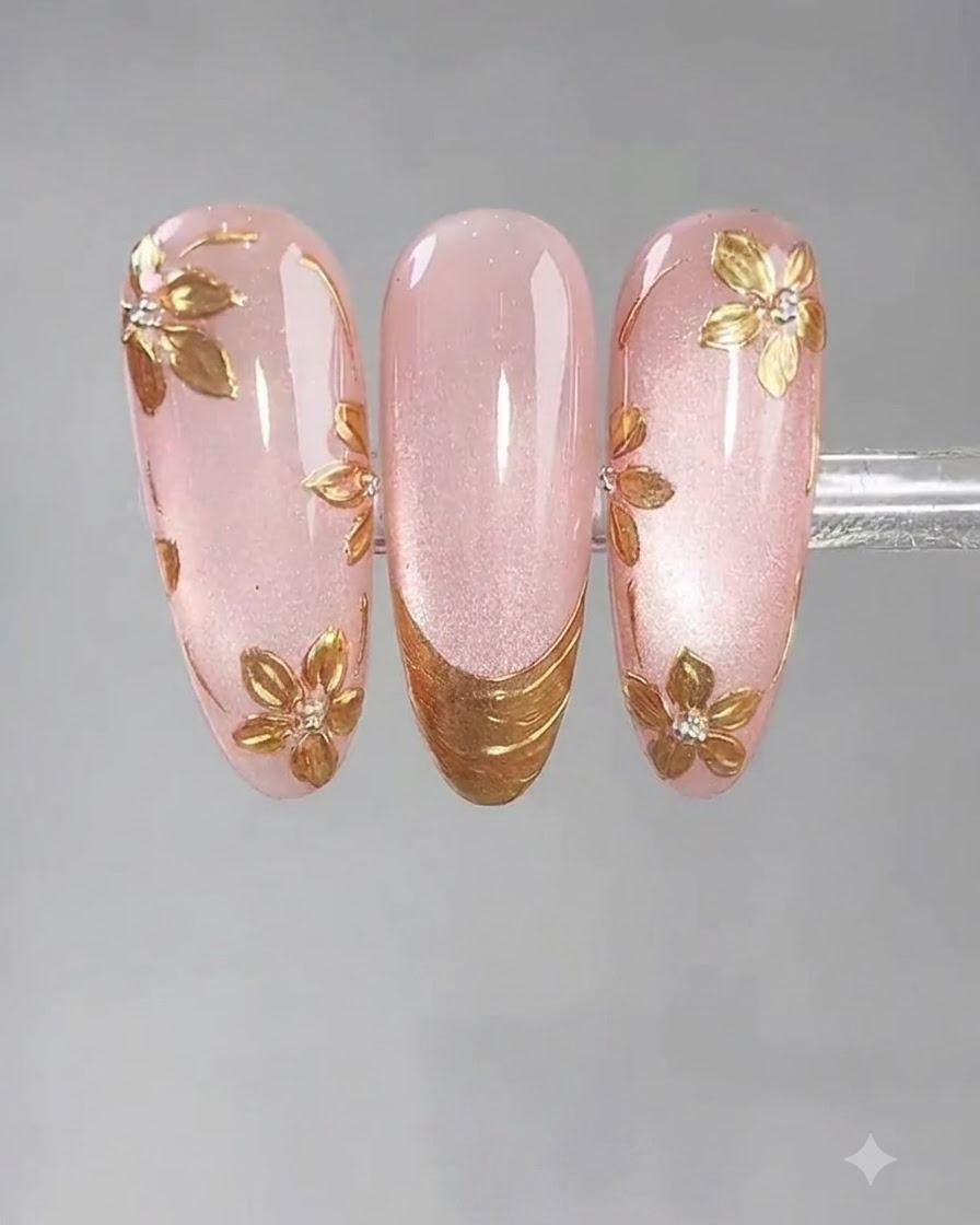 Un pinceau fin appliquant de la colle spéciale nail art en forme de French tip sur le bord de longle.
