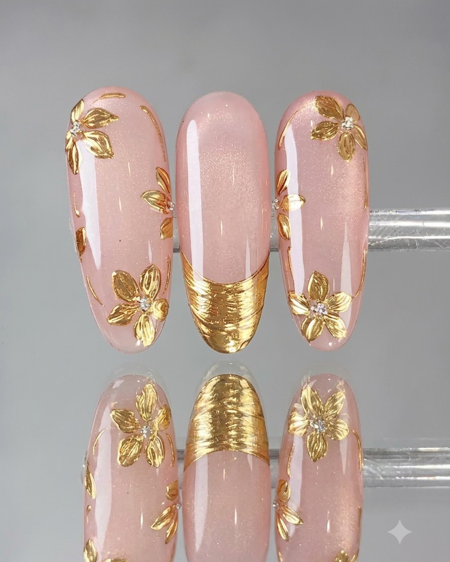Un pinceau fin appliquant un top coat scellant de poudre sur un design de French tip dorée.