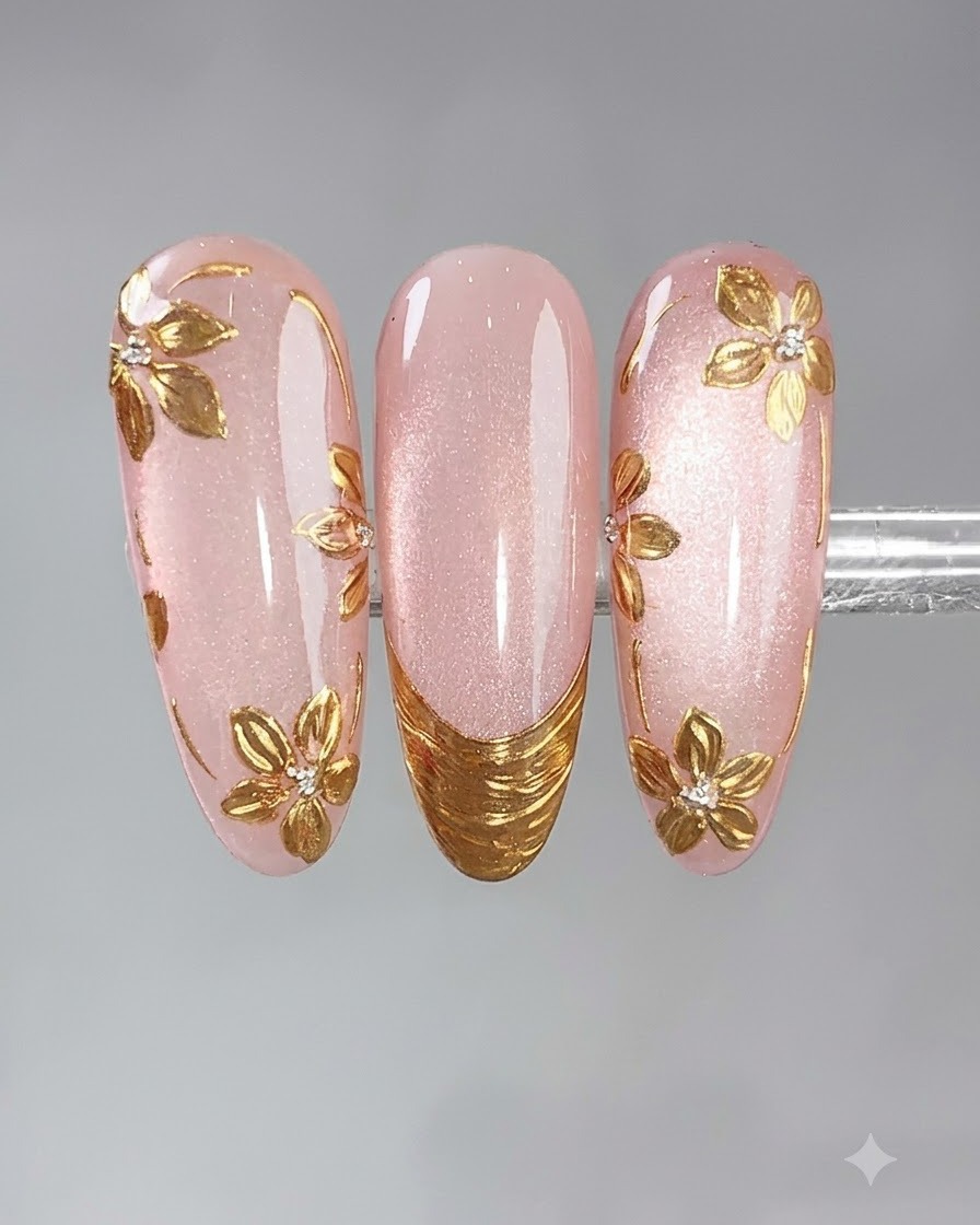 Un pinceau de nail art glissant un top coat brillant sur des ongles décorés.