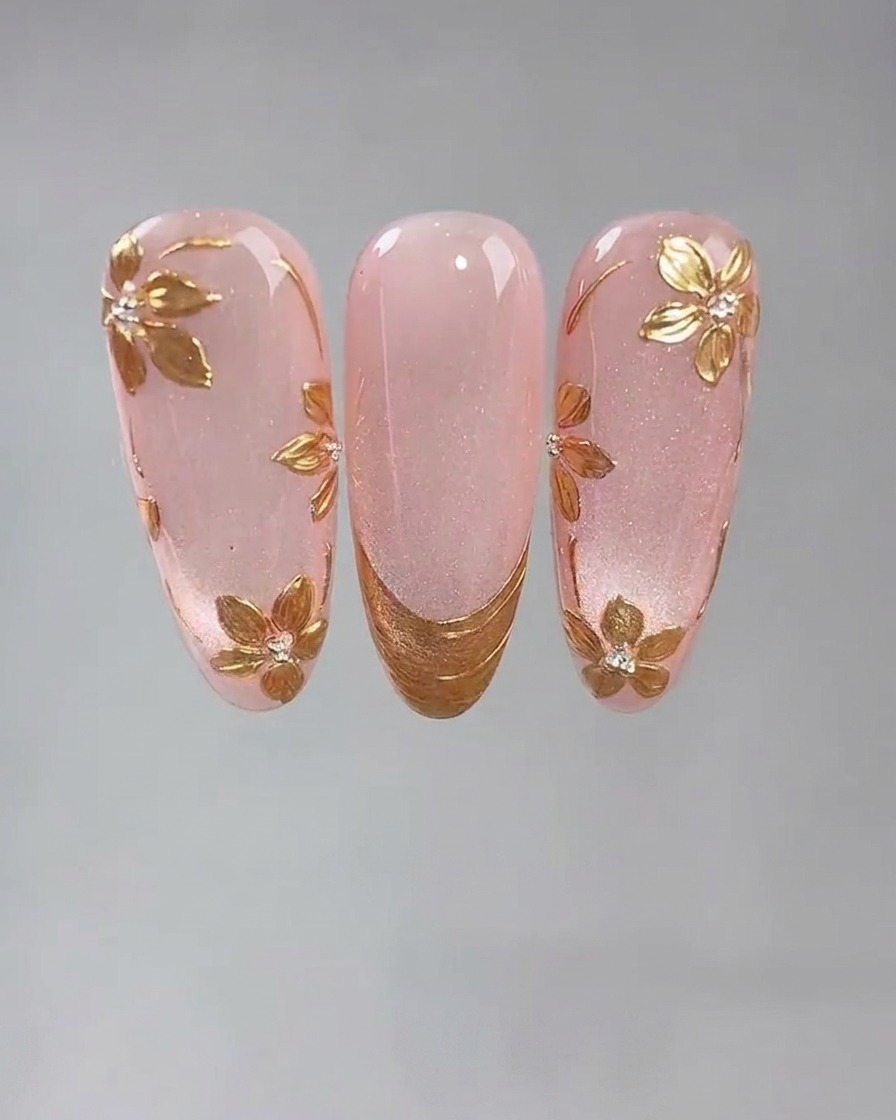 Gros plan dun outil fin plaquant un petit point de colle à ongle sur un ongle en gel cat-eye rose.