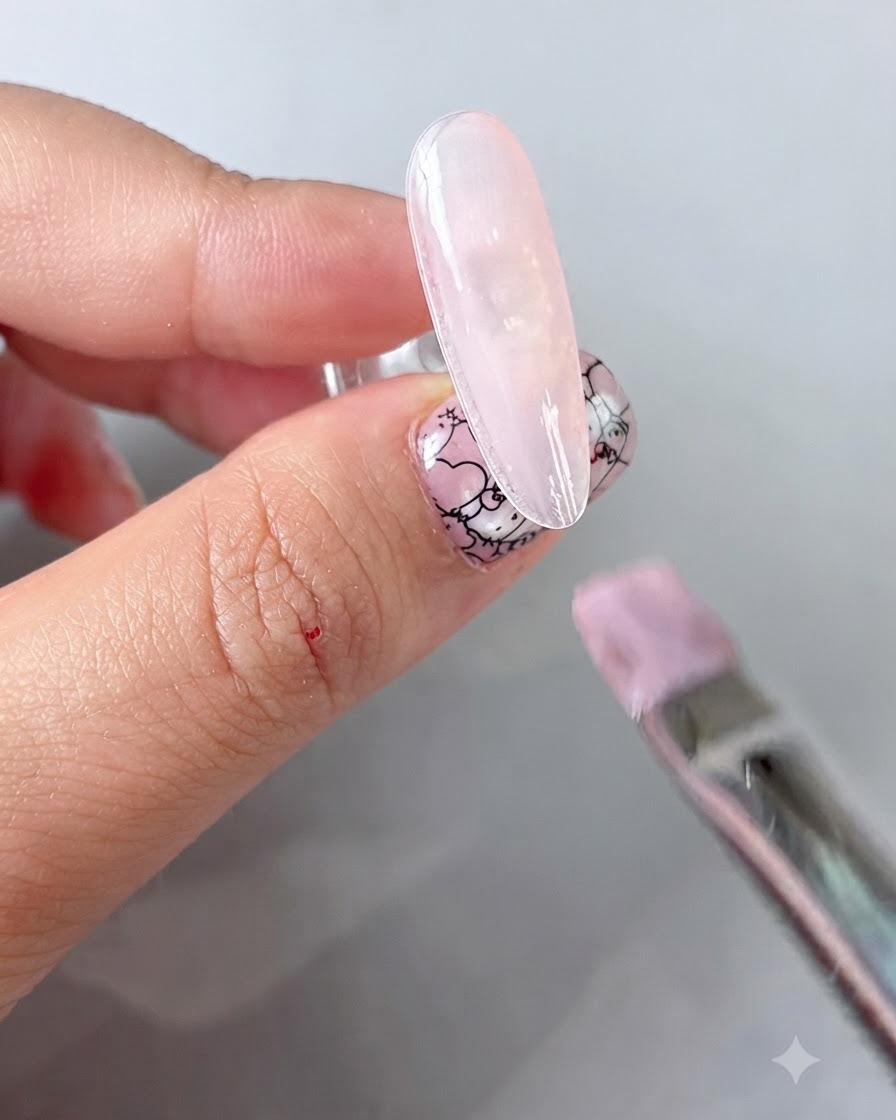 Un embout en mousse frottant de la poudre dorée sur un design dongle floral catalysé.