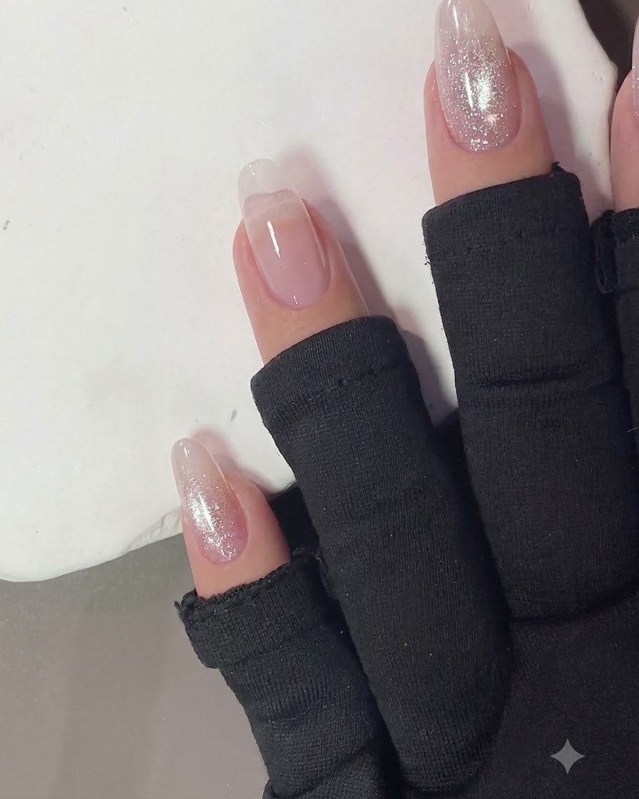 Ongles en train de catalyser sous une lampe UV/LED compacte.