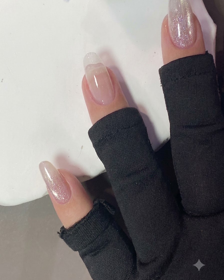 Un coton imbibé essuyant la surface dun ongle catalysé.