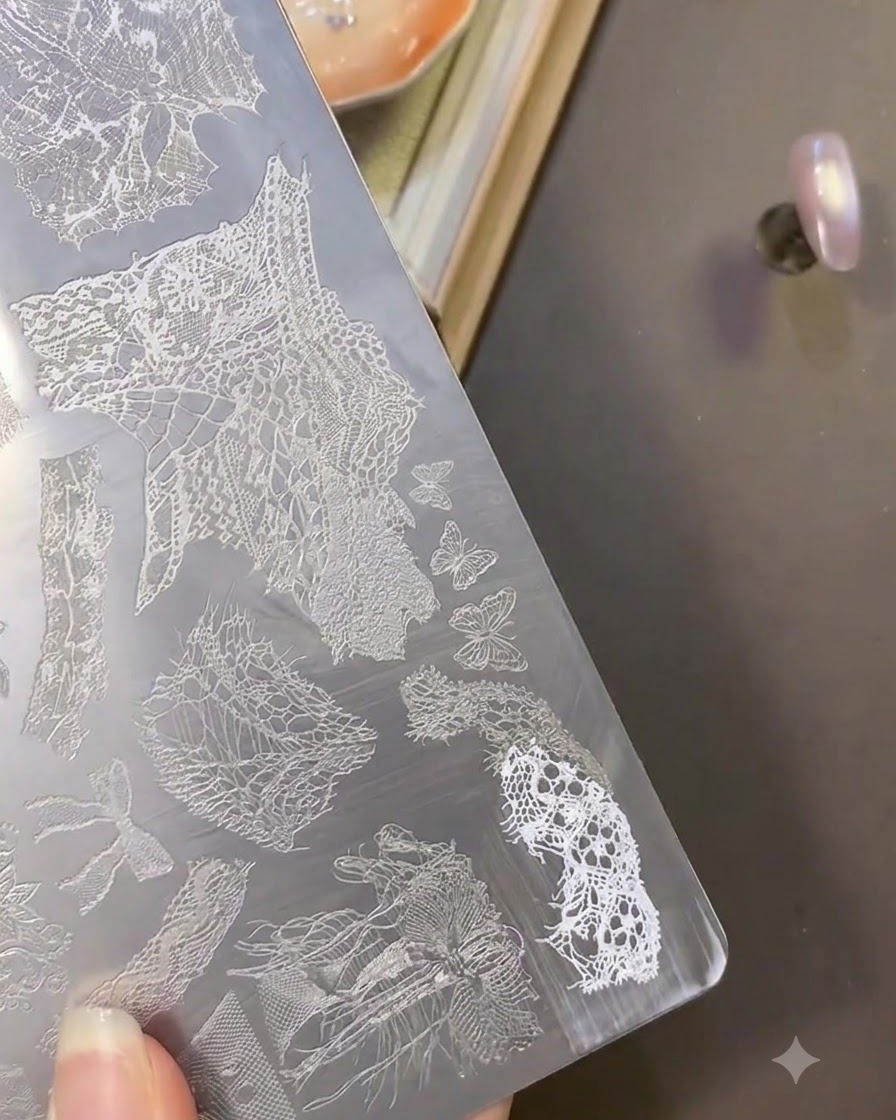 Une tête de tampon en silicone transparent montrant un motif de dentelle blanche prélevé.