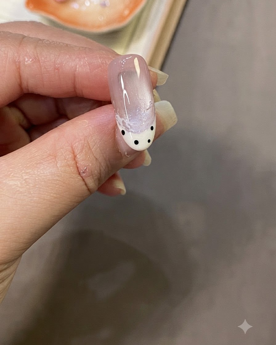 Gros plan dune main appliquant un top coat brillant final sur le design dongle terminé.