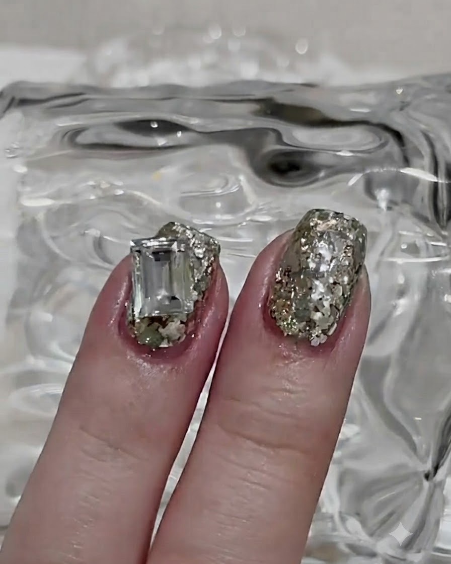 Vue détaillée de poudre de paillettes argentées étalée méticuleusement sur une couche de gel collante.