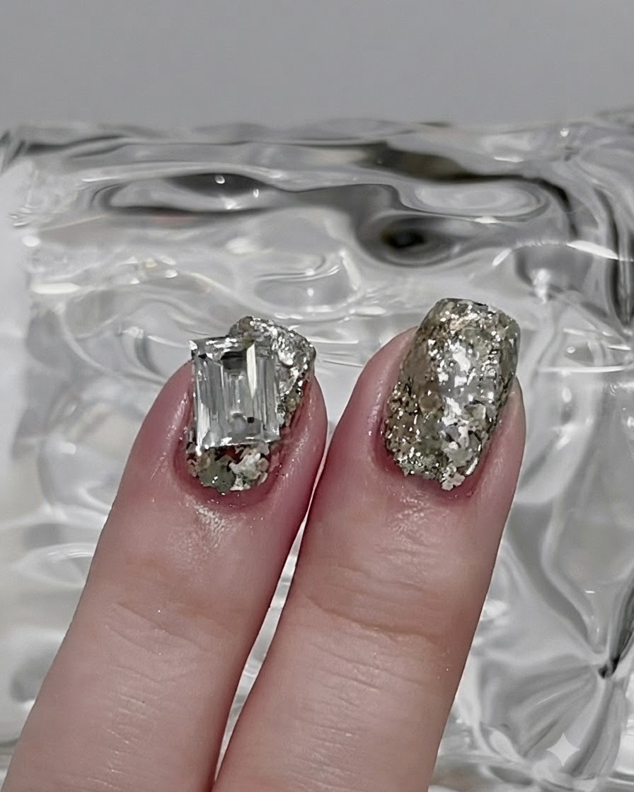 Pinceau à ongles lissant les paillettes argentées en une couche fine et uniforme sur longle.