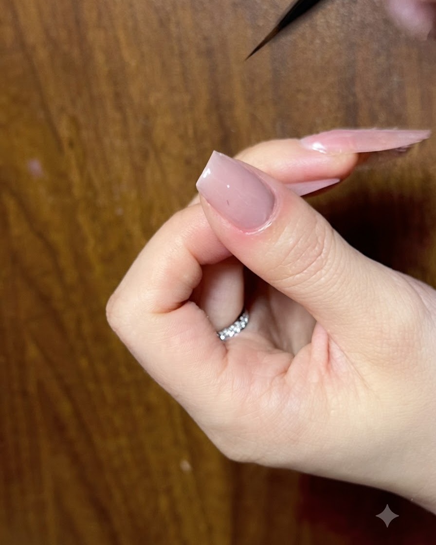 Gros plan dun ongle retouché avec un pinceau liner fin pour garantir la propreté des contours du nœud.