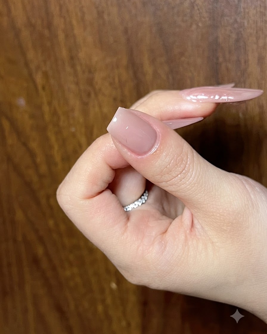 Ongle sous une lampe UV en train de catalyser les nouveaux détails de lextrémité des ailes œil-de-chat.