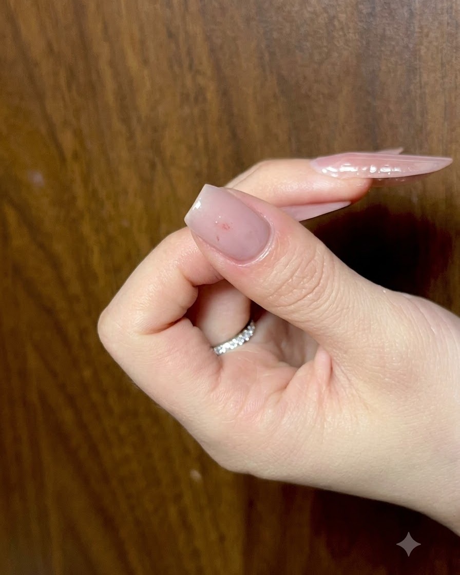 Catalyse de la forme de papillon structurée sous une lampe à ongles avant le travail de détail.