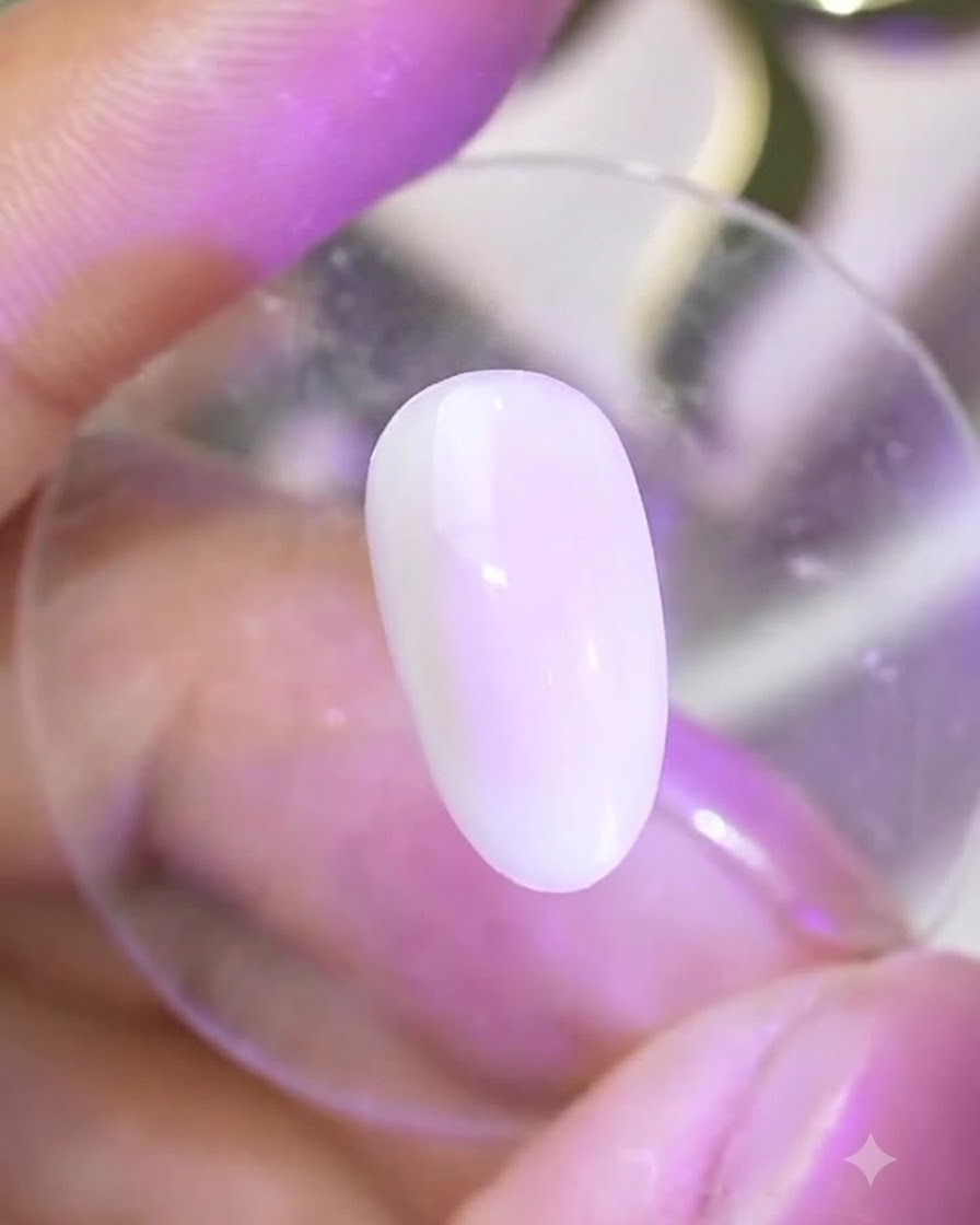Une surface dongle catalysée sous une lampe reflétant une finition lisse et brillante prête pour lapplication de la poudre.