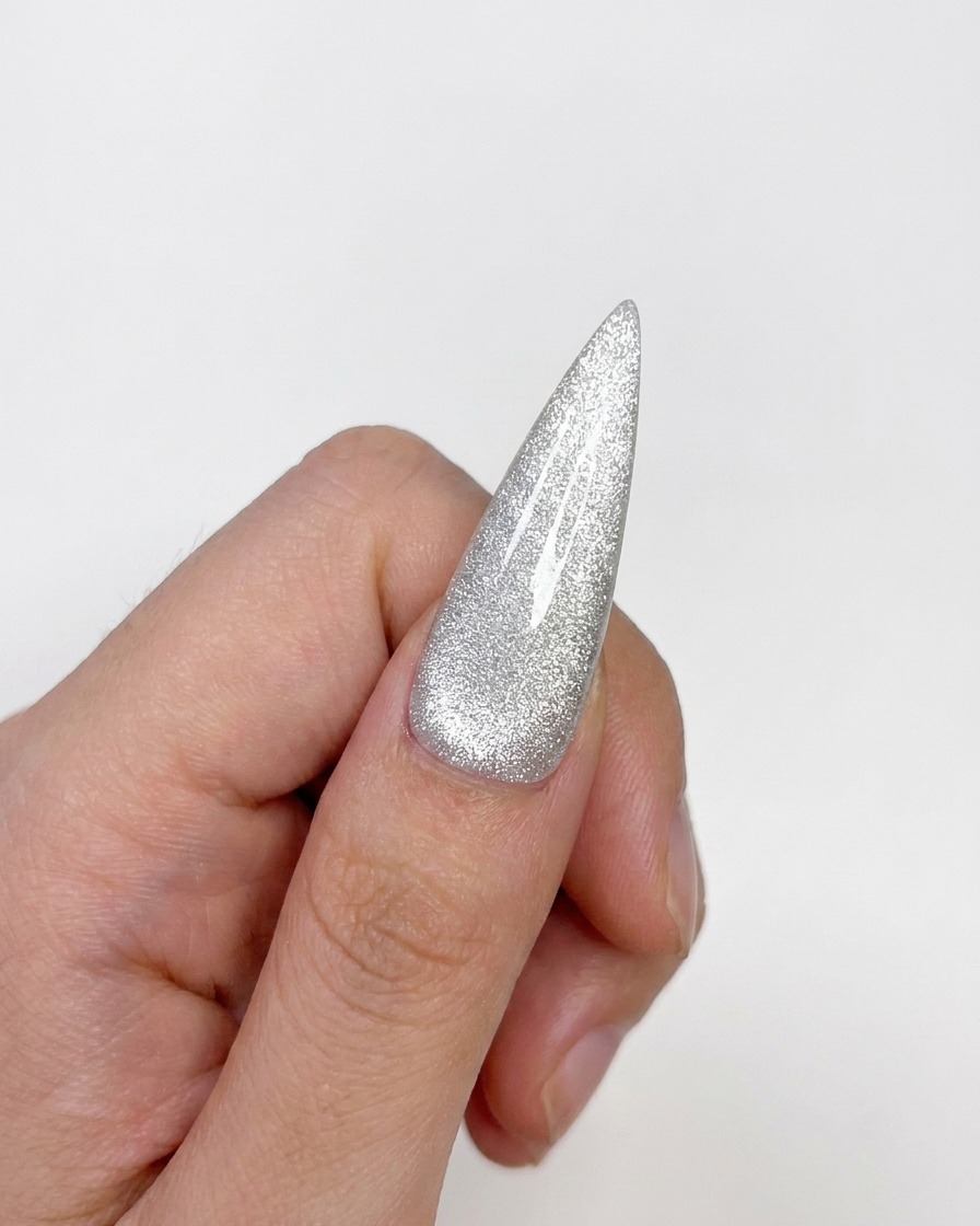 Une capsule cat-eye terminée montrant une finition brillante catalysée avec un reflet centré.