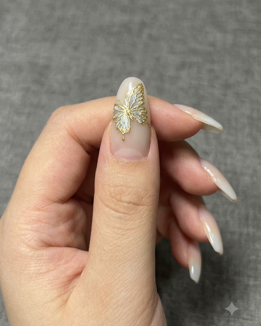 Gros plan dun ongle manucuré montrant une poudre à effet changeant de couleur appliquée sur une couche de base.