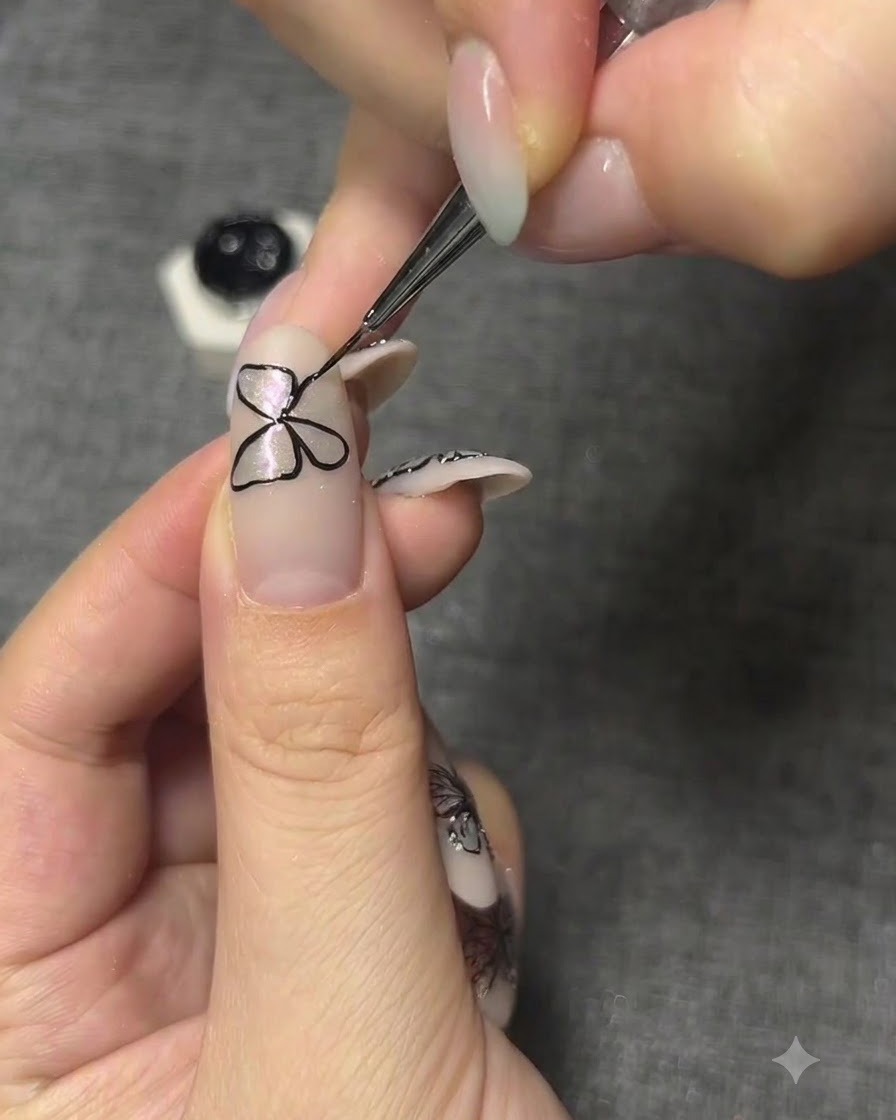 Plan détaillé ajustant lalignement rapproché dailes de papillon peintes sur un ongle.