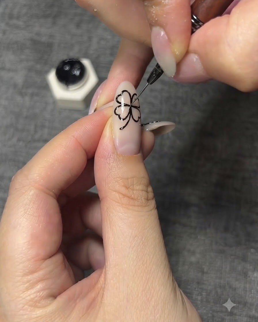 Gros plan dun pinceau de nail art fin dessinant des détails de nervures noires complexes sur les ailes de papillon.