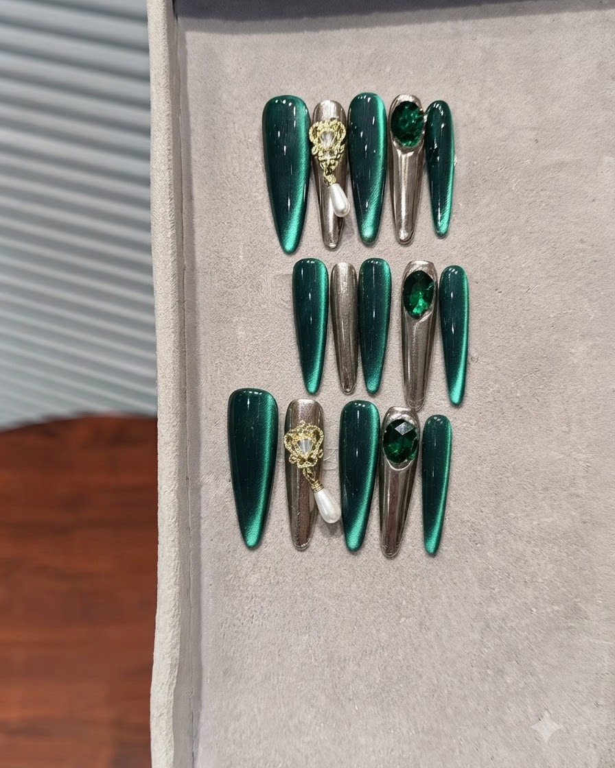 Une vue plongeante de lensemble dongles avec un angle de boîte ajusté mettant en valeur la réflexion lumineuse brillante sur le dégradé cat-eye vert émeraude.