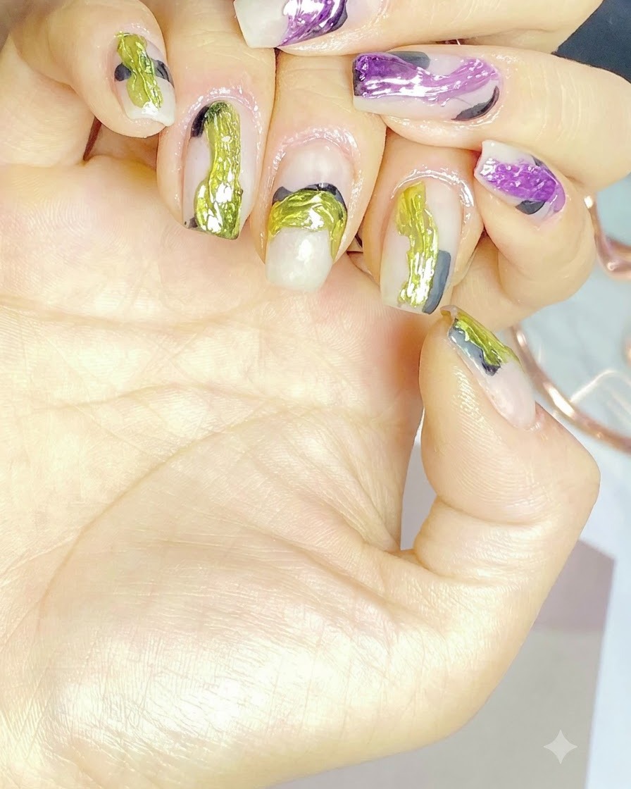 Un pinceau à ongles appliquant une base transparente sur un ongle naturel.