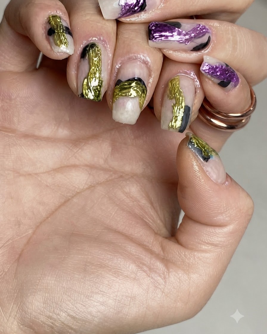 Des ongles placés sous une lampe à ongles UV/LED en train de catalyser sous une lumière violette.