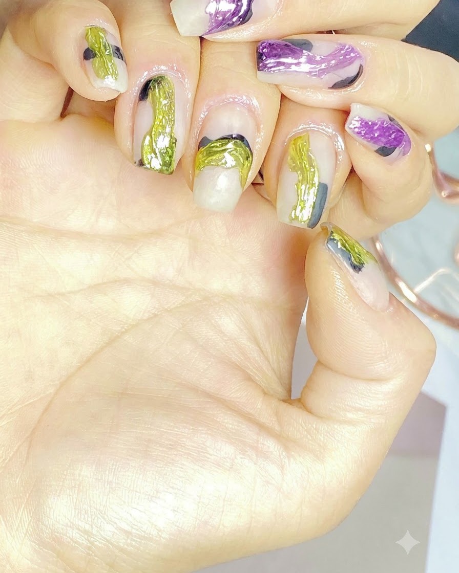 Un pinceau de nail art appliquant des détails en gel vert néon saisissants sur un ongle stylisé.