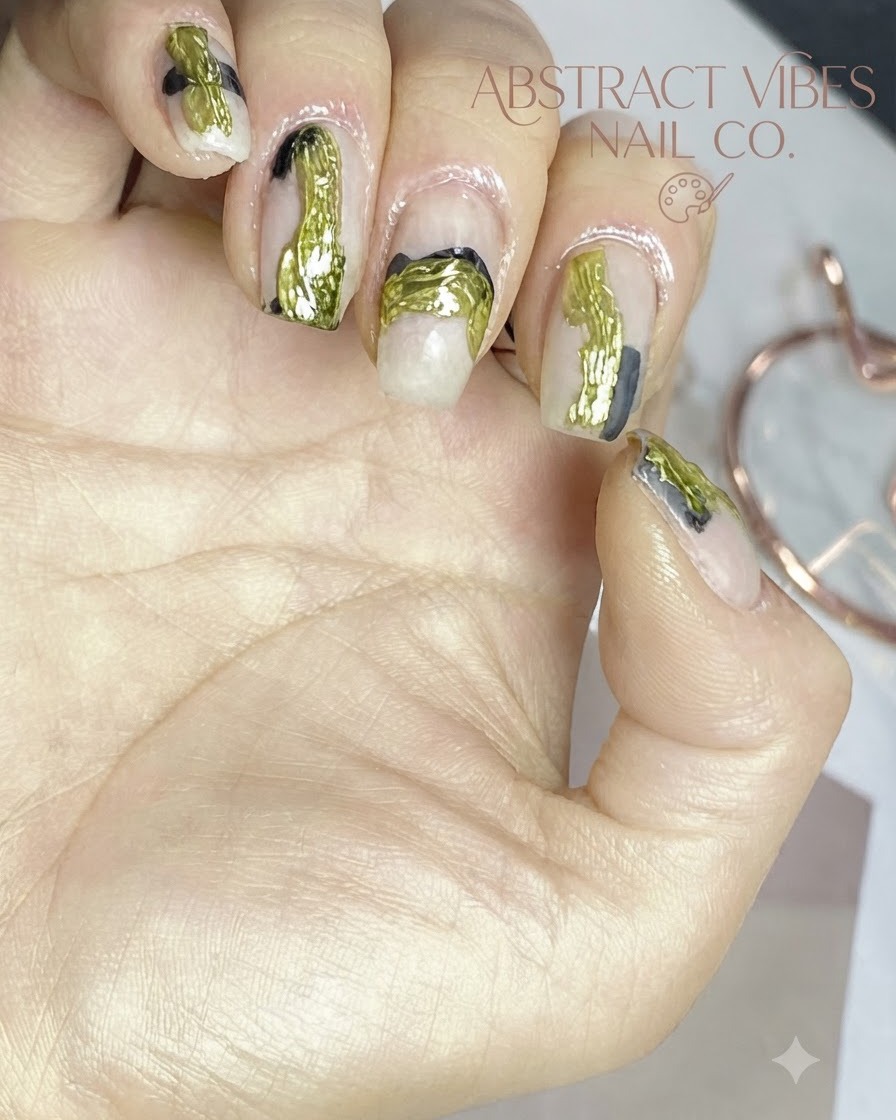 Vue en gros plan de lapplication dune texture de foil métallique sur des lignes de nail art abstrait.