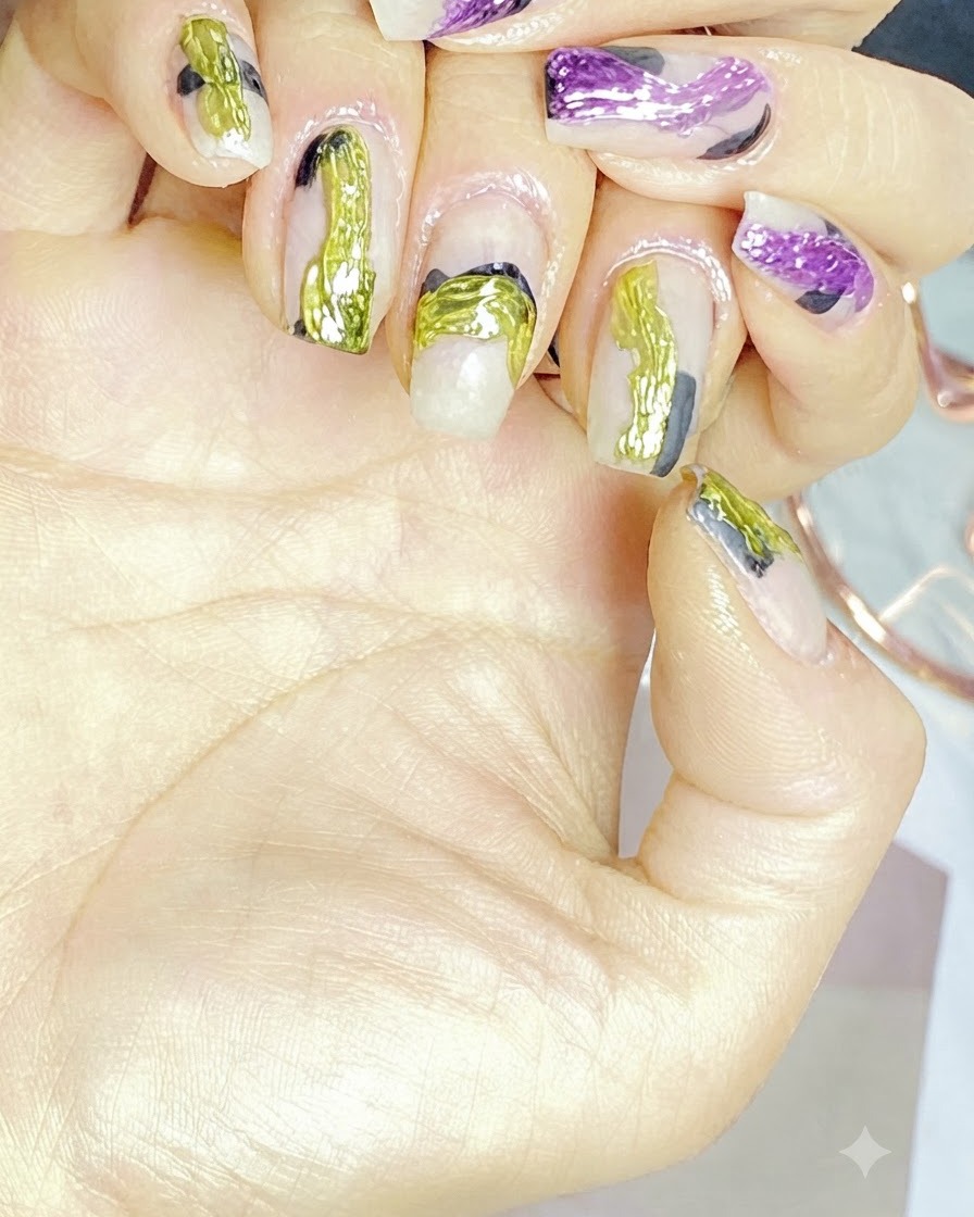 Des ongles en train de catalyser sous une lampe UV et LED professionnelle.