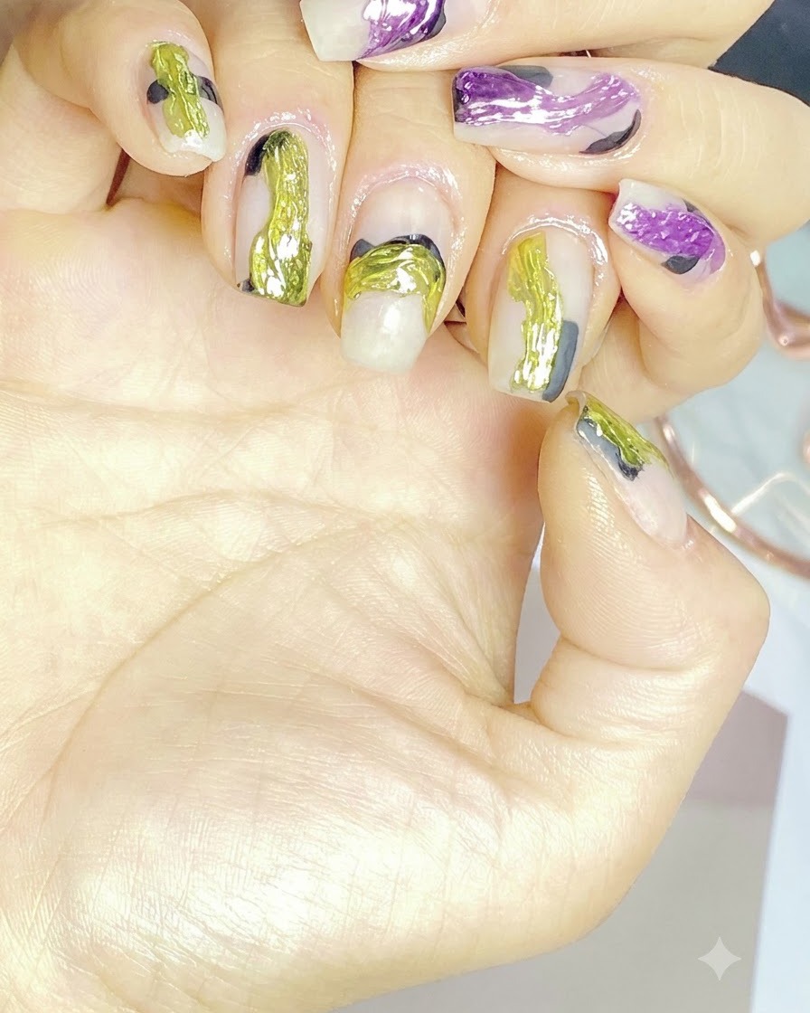 Une main placée à lintérieur dune lampe à ongles UV/LED blanche avec une lumière violette brillante, catalysant la manucure gel finie.