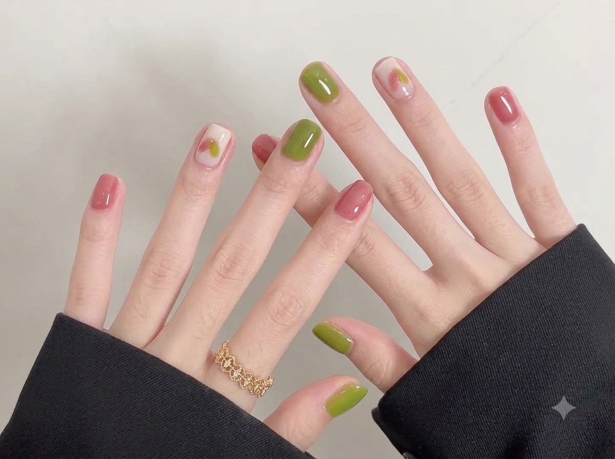 Une vue panoramique montrant des cuticules soignées et une application uniforme et impeccable du vernis gel sur des ongles courts.