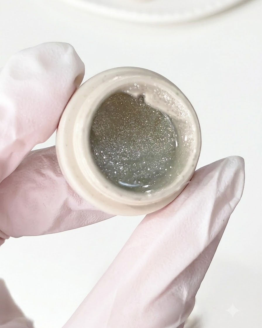 Un pinceau appliquant du gel diamant écrasé sur une base dongle préparée.