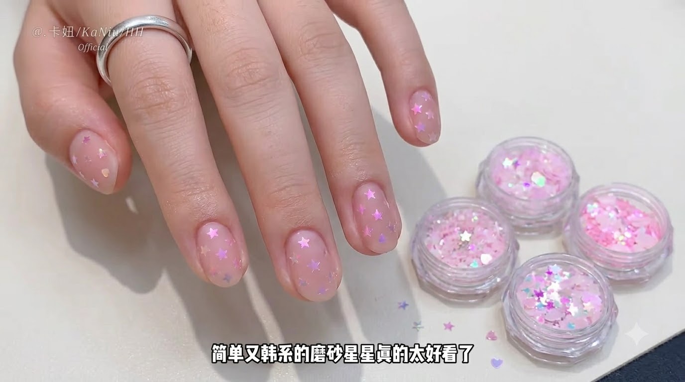 Manucure Rose Mat aux Étoiles Scintillantes — Tutoriel Style Coréen