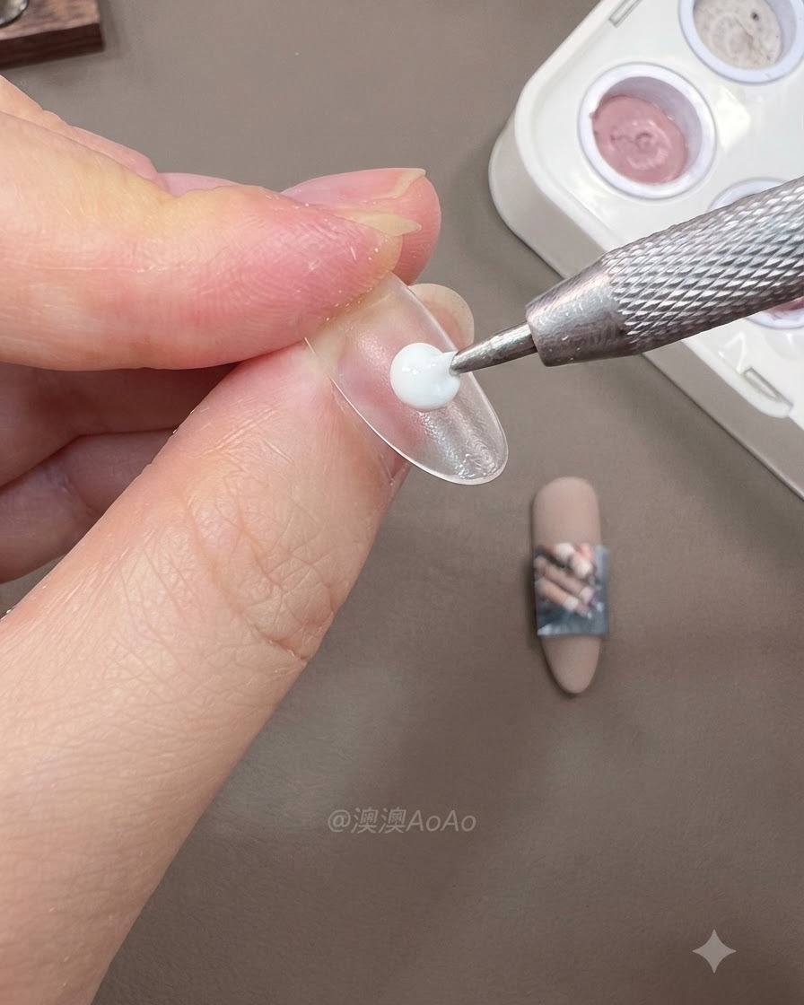 Trois faux ongles transparents montés sur des supports temporaires avec des bandes de guidage attachées sur un espace de travail propre.