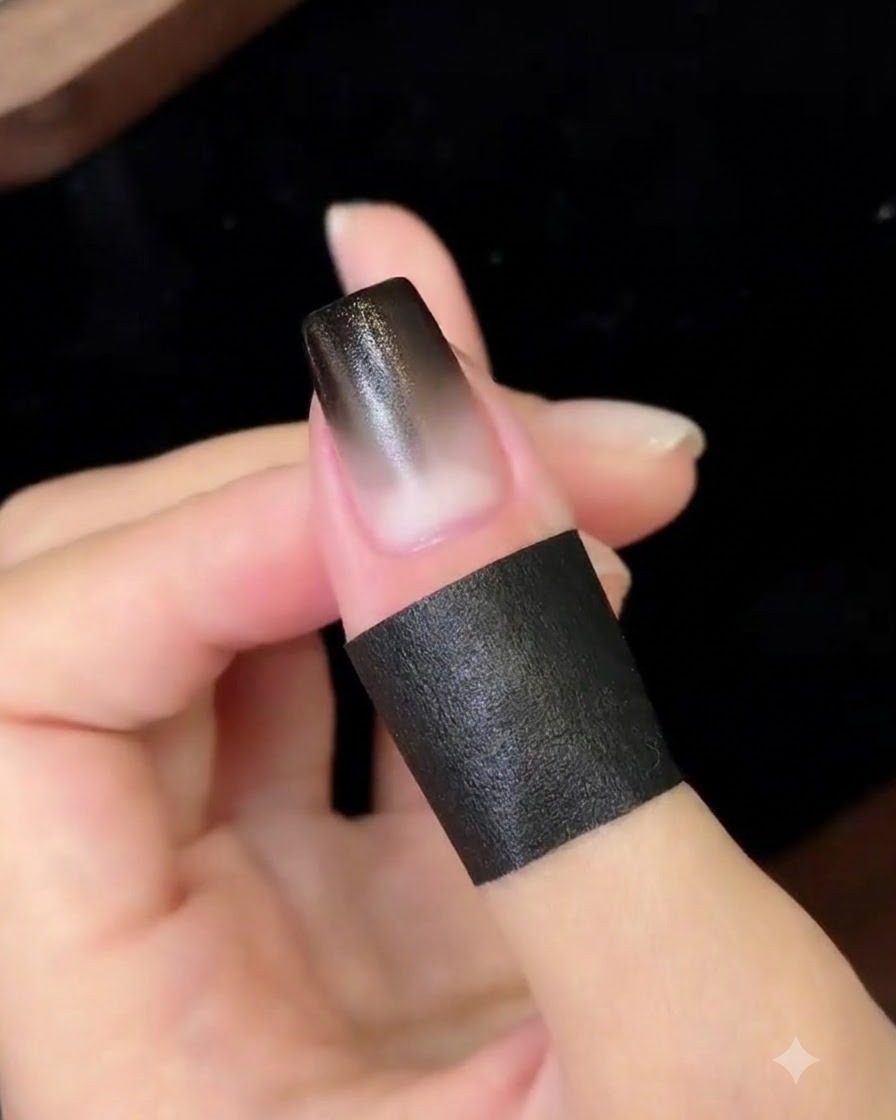 Un ongle dégradé fini catalysant sous une lampe UV/LED compacte.