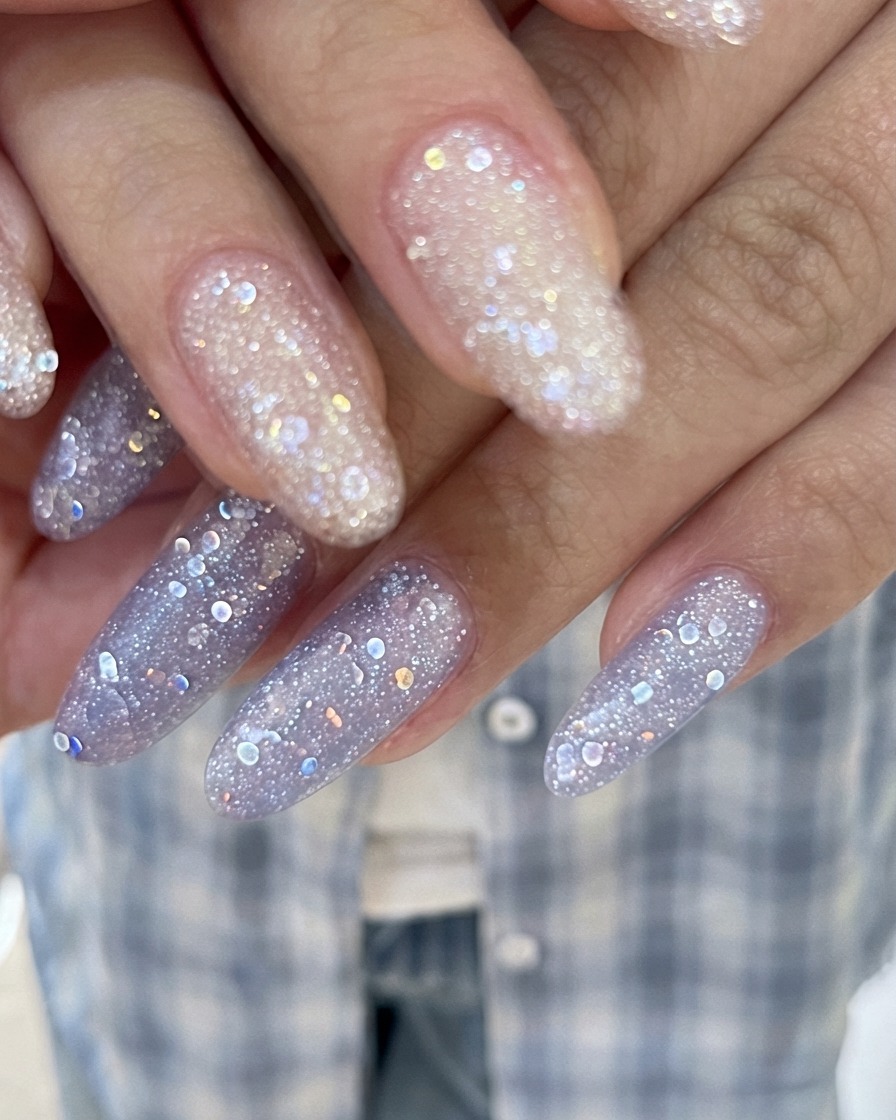 Vue macro inclinée se concentrant sur la texture scintillante dongles manucurés au gel pailleté.