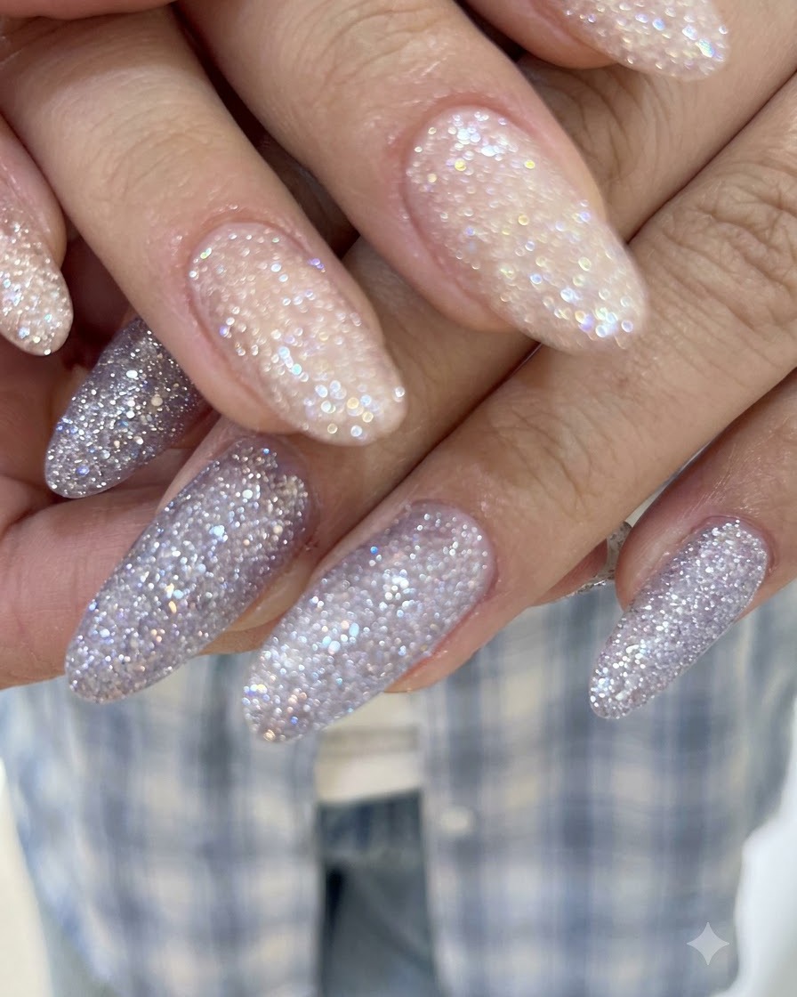 Gros plan détaillé montrant un éclat de cristal translucide et une couverture de gel pailleté lisse sur ongles longs.