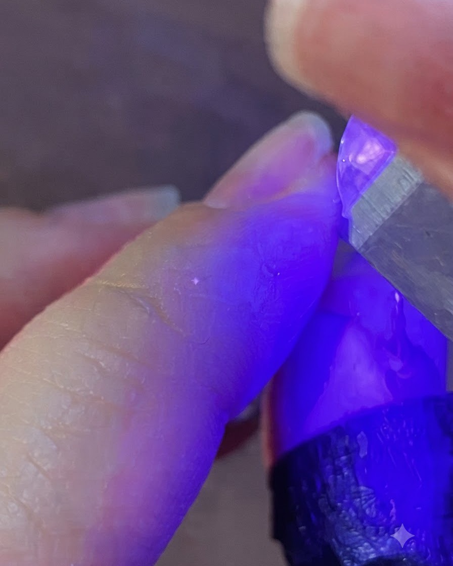 Une lampe à ongles UV LED portable diffusant une lumière violette sur un ongle pour catalyser le gel.