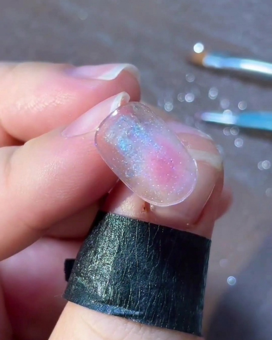Vue détaillée de petits points colorés et de flocons disposés délicatement autour dun motif dongle en forme détoile argentée.