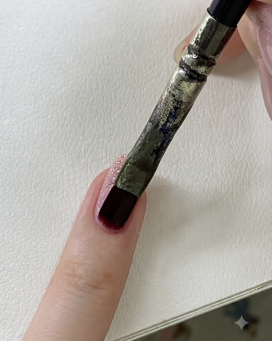 Vue rapprochée montrant le profil latéral dun ongle mettant en valeur la surface texturée des paillettes.