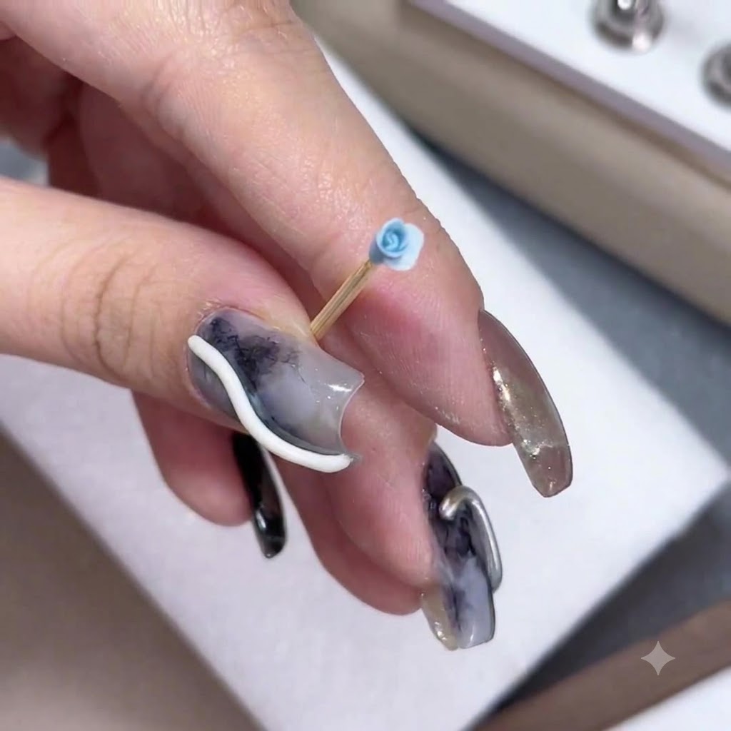 Gros plan dun bouton de rose bleue sur un cure-dent avec un bord de pétale sculpté et évasé.