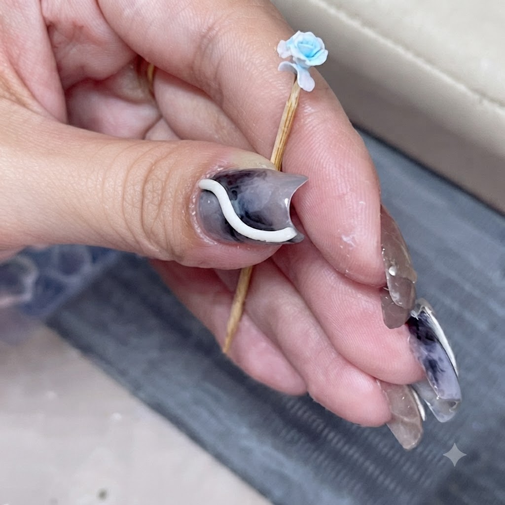Gros plan dune rose bleue miniature sur un cure-dent avec un nouveau pétale superposé.