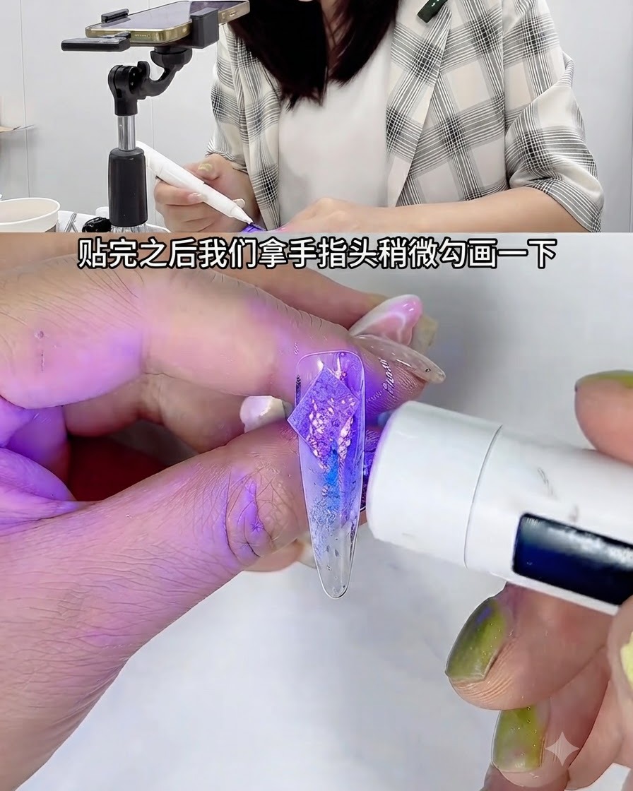 Une mini lampe à ongles UV blanche portable diffusant une lumière violette sur un ongle dentraînement transparent décoré tenu par une paire de brucelles.