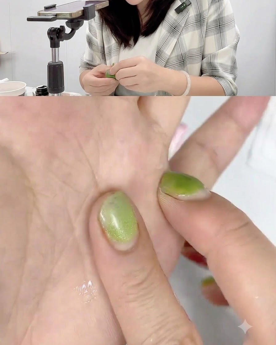 Une main pressant une petite boule de gel de modelage rose à plat contre la paume pour former un petit disque mince.