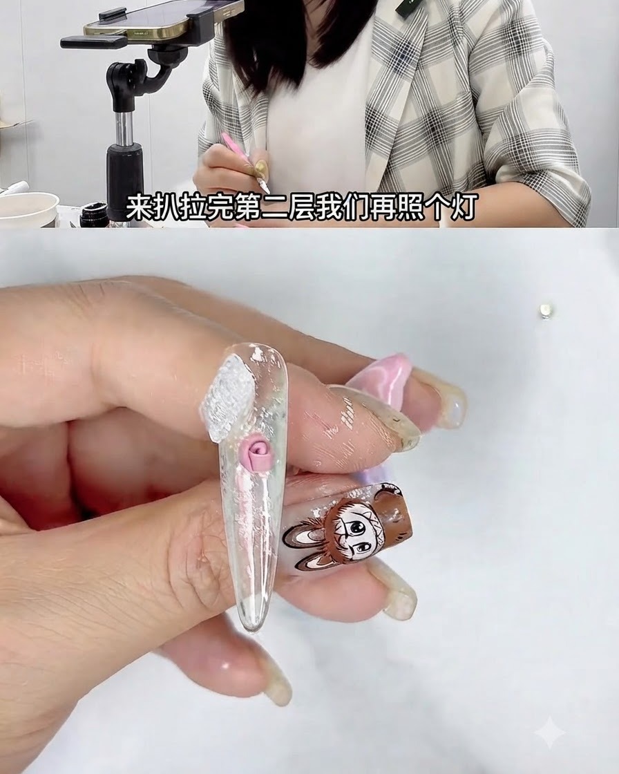 Une main tenant un ongle sous une petite lampe de catalysation UV lors dun tutoriel de nail art 3D.