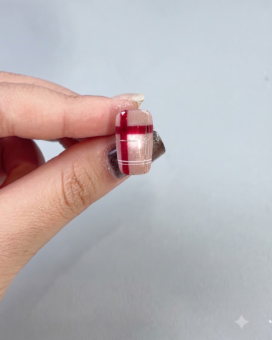 Un design dongle à carreaux fini tenu contre un fond clair, montrant une surface brillante et scellée.