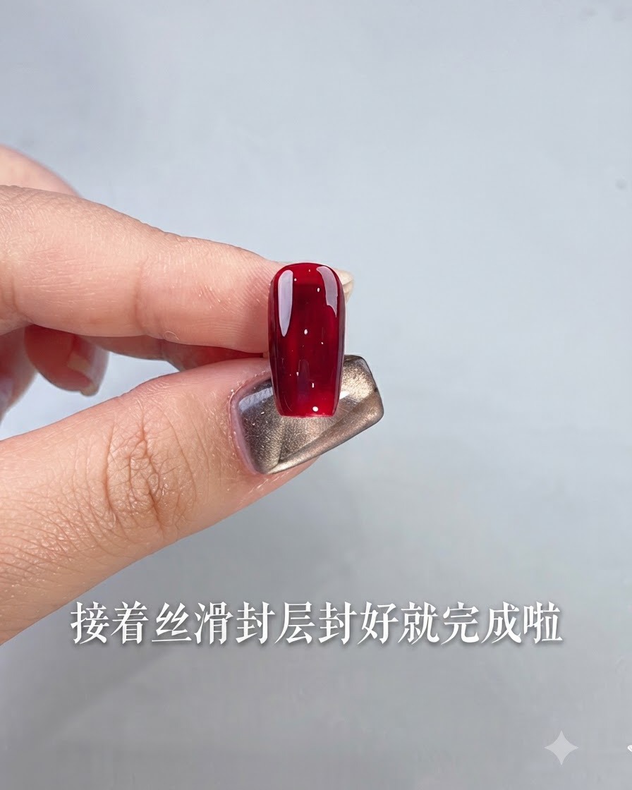 Un ongle unique fini avec un vernis gel rouge oxblood brillant tenu par un doigt sur fond clair.