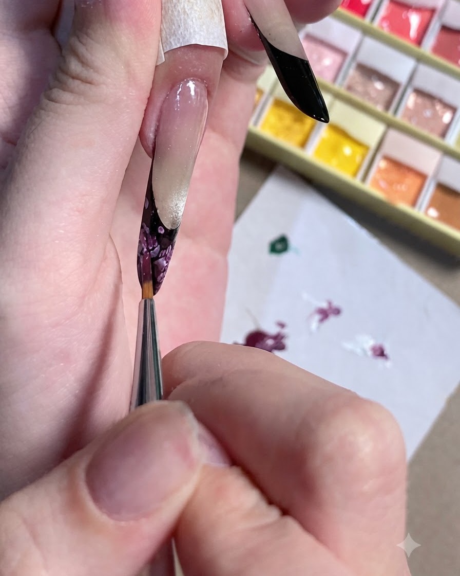 Gros plan dun pinceau de détail rectifiant le cœur sombre dun design dongle floral.