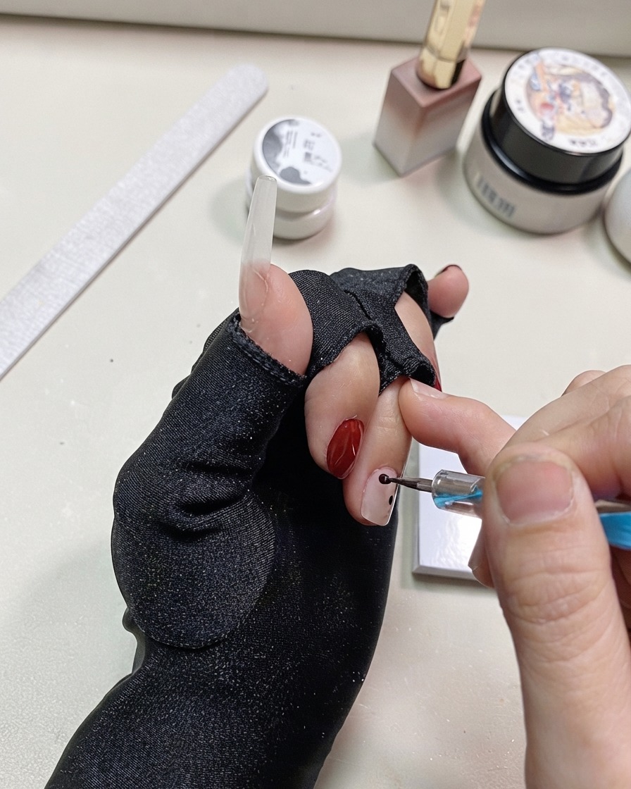 Un stylo à dotting ajoutant dautres points noirs près des points précédents sur longle.